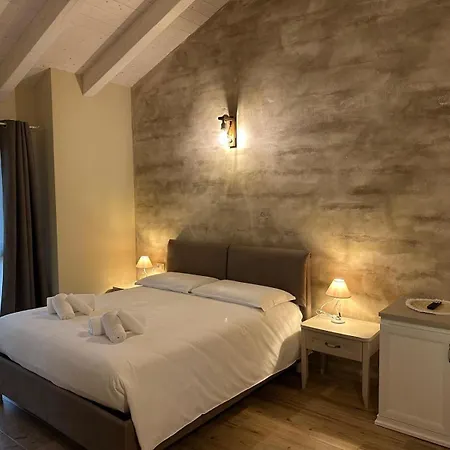 בית חווה Il Casolare Punto Fiore *